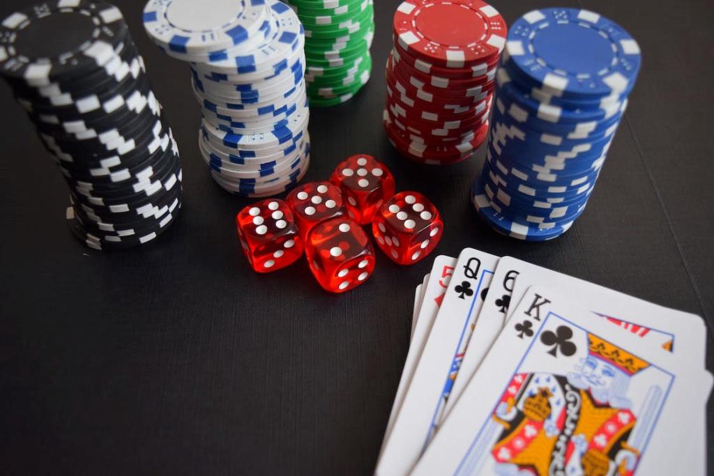 What is the link between online gambling and online casinos?
