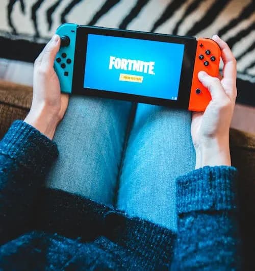 Fortnite vs. Apex Legends: The Battle for Battle Royale Supremacy Fortnite vs. Apex Legends: The Battle for Battle Royale Supremacy
