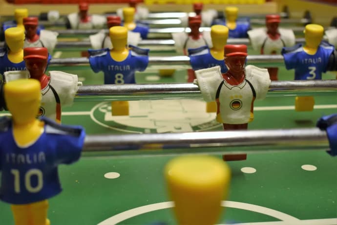 Why Football Fans Are Splitting Their Time Between FC26 and Live Betting on Stake.com