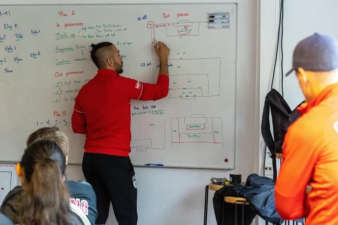 Trener i analityk w e-sporcie: co naprawdę robią każdego dnia