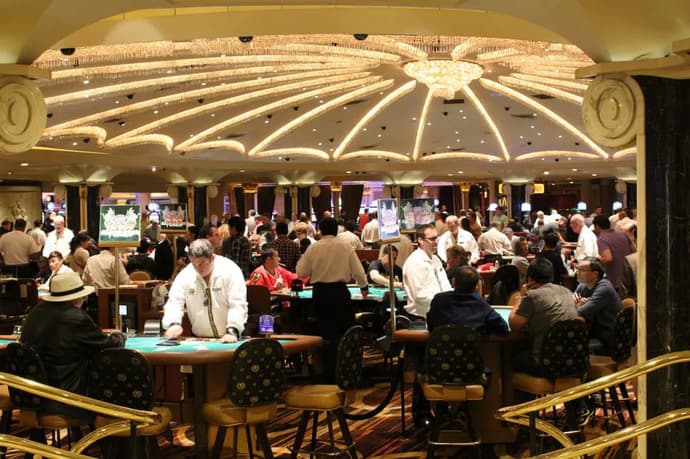 How Does the Live Casino Gameplay Differ From Land-Based Casino? How Does the Live Casino Gameplay Differ From Land-Based Casino?