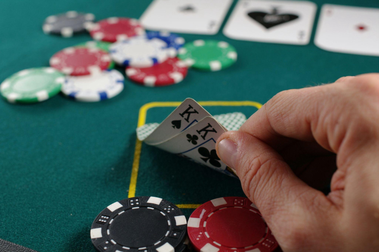Miten online-pokeri eroaa tavallisesta pokerista? 1